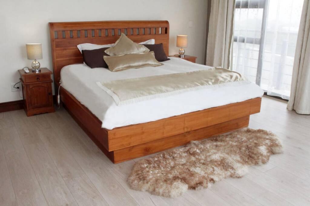 4 Bedroom Luxury With View Of The Ocean And Table Mountain Holiday home Cape Town